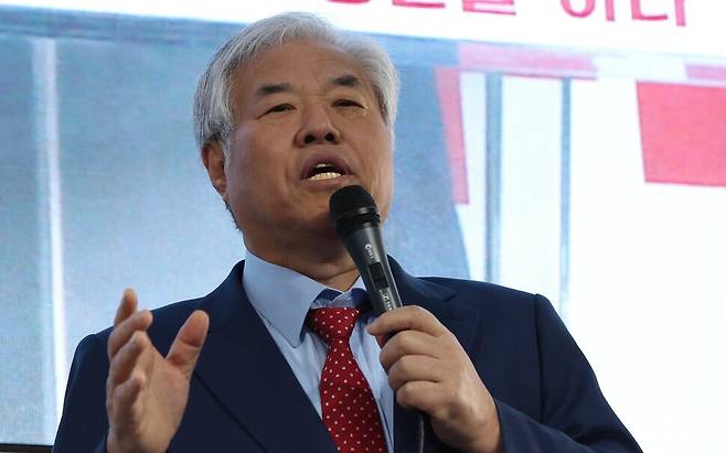 전광훈 목사가 지난해 4월17일 오전 서울 성북구 장위동 사랑제일교회에서 기자회견을 열어 이야기하고 있다. 백소아 기자 thanks@hani.co.kr