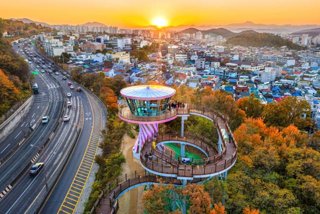 대구 남구 앞산에 위치한 해넘이전망대 전경. 대구 남구 제공