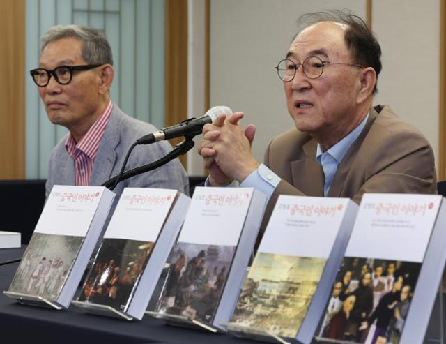 중국의 근현대사를 다룬 책 '중국인 이야기'의 저자 김명호 성공회대 석좌교수가 24일 서울 중구 프레스센터에서 열린 '중국인 이야기' 완간 기념 기자간담회에서 취재진의 질문에 답하고 있다. 연합뉴스