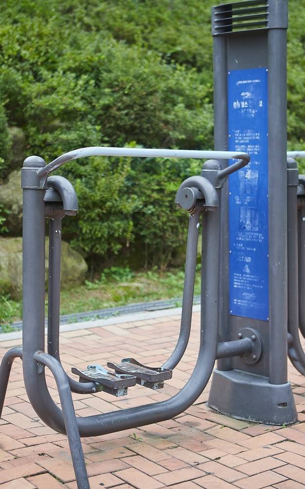 하늘걷기 운동기구를 쓰기 전엔 고관절 스트레칭을 하는 게 좋다./사진=헬스조선DB