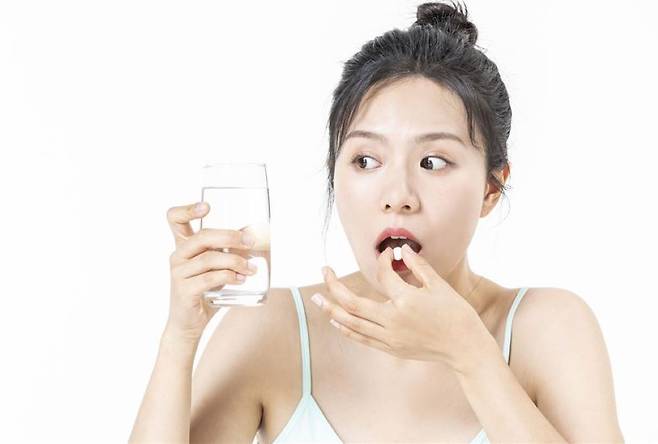 다이어트를 위해 변비약을 지속적으로 먹을 경우 대장무력증, 탈수증, 대장흑색증이 유발될 수 있다./사진=게티이미지뱅크