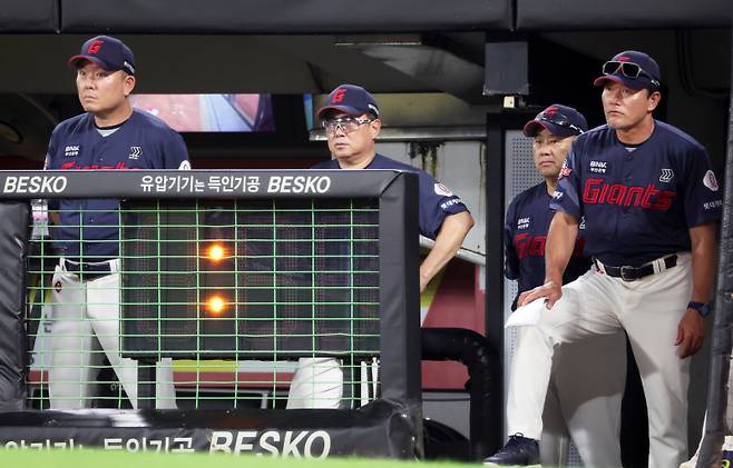 <yonhap photo-5392="">김태형 감독(왼쪽에서 두 번째)과 롯데 코치진. 사진=연합뉴스</yonhap>