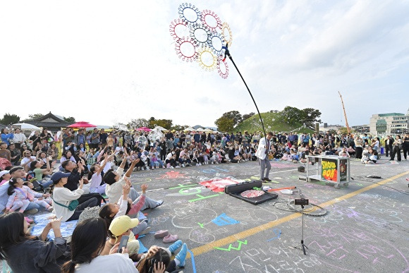 2023년 실크로드페스타 중 경상도 비눗방울 공연. [사진=경주시청]