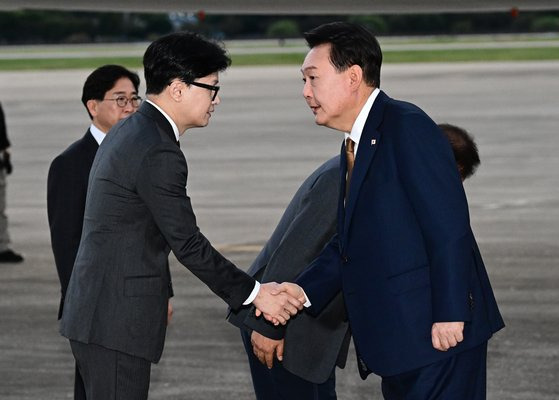 윤석열 대통령이 지난 22일 성남 서울공항에서 체코 공식 방문을 마치고 귀국하며 마중 나온 한동훈 국민의힘 대표와 악수하고 있다. 대통령실사진기자단