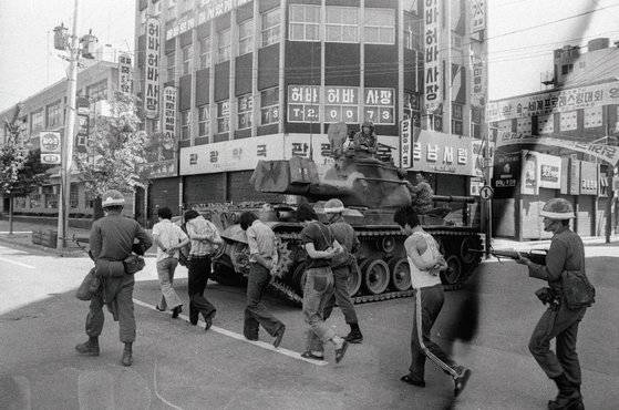 5·18민주화운동 당시 계엄군이 시민을 연행하고 있다. 연합뉴스