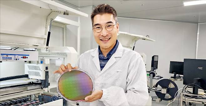 이정원 ICTK 대표는 본사 클린룸에서 웨이퍼를 들고 “글로벌 ‘골리앗’들과 경쟁하기 위해 차별화한 기술로 보안 칩을 설계하고 있다”고 말했다. 최형창 기자