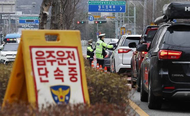 경찰이 음주운전 특별단속을 하고 있다.  사진=한국경제신문