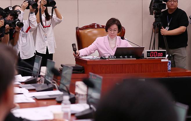 이인선 국회 여가위원장이 23일 국회 여가위 전체회의에서 딥페이크 성범죄 방지법’(성폭력방지법 및 청소년성보호법 개정안)을 의결하고 있다. 박민규 선임기자