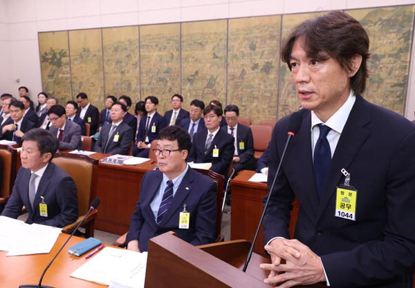 홍명보 축구 국가대표팀 감독이 24일 국회에서 열린 문화체육관광위원회의 대한축구협회 등에 대한 현안질의에 답하고 있다.   김정록 기자 ilro12@kookje.co.kr