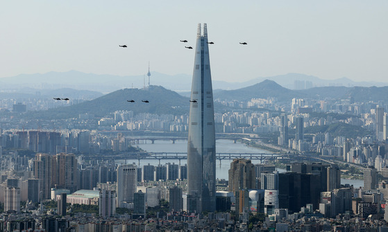 Military helicopters conduct a flight rehearsal around Lotte World Tower in southern Seoul, as seen from Namhansanseong, a fortress in Gwangju, Gyeonggi, on Tuesday, a week before Armed Forces Day. [NEWS1]