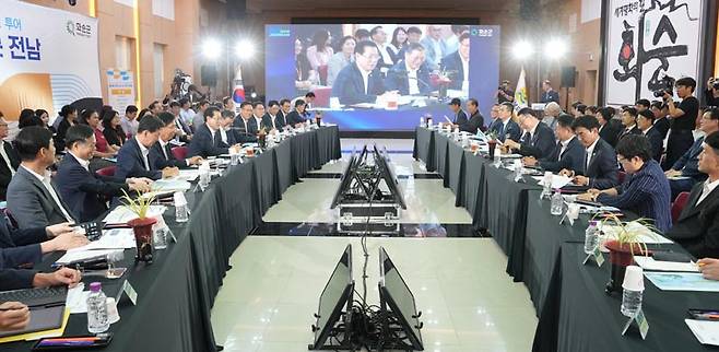 24일 오후 화순군청 대회의실에서 열린 전남도 첫 정책비전투어에서 김영록 전남도지사는 전남발전연구원이 과제로 연구한 화순군 미래 지역발전 7대 비전을 제시했다. 전남도