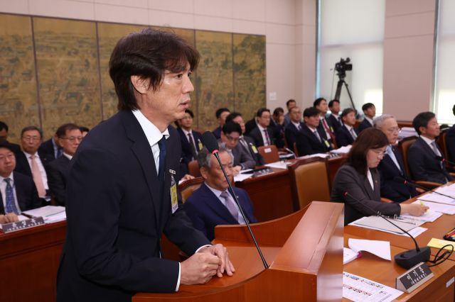 홍명보 축구 국가대표팀 감독이 24일 국회에서 열린 문화체육관광위원회 전체 회의에 출석해 의원 질의에 답하고 있다. 연합뉴스