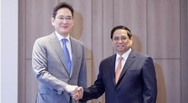 Vietnamese Prime Minister Phạm Minh Chính(right) shakes hands with Samsung Electronics Chairman Lee Jae-yong for a photo during their meeting at Lotte Hotel in Seoul on July 2. (Vietnam Government Portal)