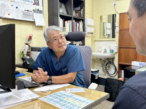 제36회 아산상 의료봉사상 수상자 고영초 요셉의원 원장이 환자를 진료하고 있다./사진=아산사회복지재단