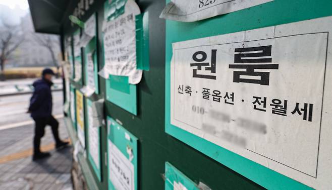 24일 부동산 플랫폼 다방의 조사 결과 서울 지역 평균 전월세가 소폭 하락했다. 사진은 서울 시내 대학가 알림판에 게시된 원룸 공고. /사진=뉴스1