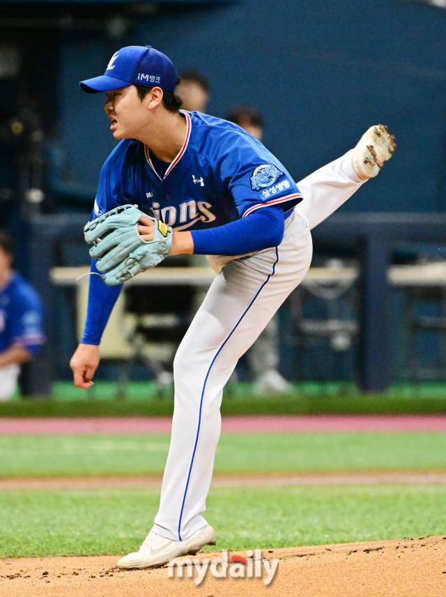 2023년 10월 10일 서울 고척스카이돔에서 진행된 '2023 신한은행 SOL KBO리그' 삼성-키움과의 경기. 삼성 선발 황동재가 역투를 펼치고 있다./마이데일리