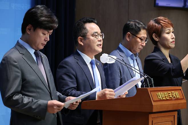 민병덕·김현정(왼쪽)·김영환(오른쪽) 더불어민주당 의원이 지난 20일 오전 서울 여의도 국회 소통관에서 금융투자소득세를 주제로 한 정책토론회인 ‘금투세 디베이트’ 개최 계획을 밝히고 있다. [연합]