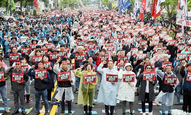 134주년 세계노동절인 1일 오전 광주시청 앞에서 민주노총 광주전남본부 조합원들이 결의대회를 열고 있다. [연합]