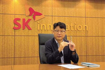 김진웅 SK아이이테크놀로지 R&D센터장 겸 최고기술책임자(CTO)가 지난 20일 대전 유성구 SKIET R&D센터 회의실에서 분리막 기술력에 대해 설명하고 있다. [SK아이이테크놀로지 제공]