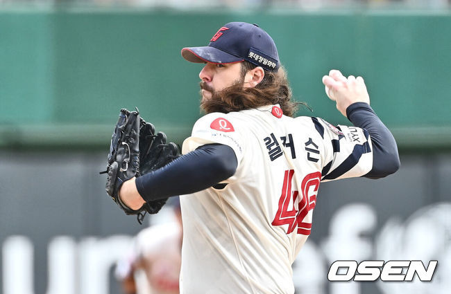 [OSEN=부산, 이석우 기자] 15일 부산 사직야구장에서 2024 신한 SOL 뱅크 KBO 리그 롯데 자이언츠와 한화 이글스의 경기가 열렸다. 홈팀 롯데는 윌커슨이 선발 출전하고 한화는 와이스가 선발 출전했다. 롯데 자이언츠 선발 투수 윌커슨이 역투하고 있다. 2024.09.15 / foto0307@osen.co.kr