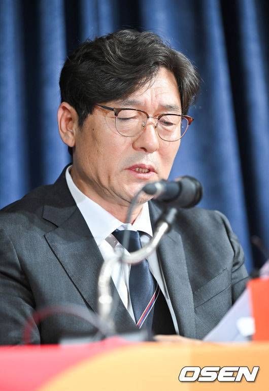 [OSEN=박준형 기자] 8일 오전 서울 종로구 축구구회관에서 이임생 기술이사 주재로 홍명보 축구대표팀 차기 감독 내정 관련 브리핑이 진행됐다. 대한축구협회는 지난 7일 차기 국가대표팀 감독으로 홍명보 프로축구 K리그1 울산 HD 감독을 내정했다. 난 2013년부터 2014년까지 대표팀을 이끌면서 2014 국제축구연맹(FIFA) 브라질 월드컵에 나섰던 홍 감독은 10년 만에 대표팀 감독으로 복귀하게 됐다.이임생 이사가 발표를 하고 있다.  2024.07.08 / soul1014@osen.co.kr