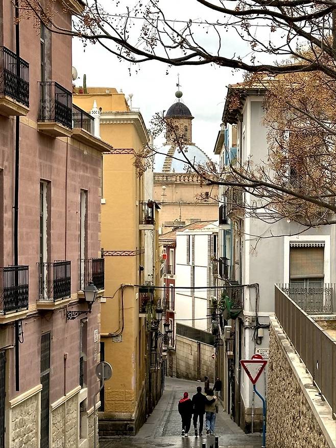 아기자기한 집과 카페가 미로처럼 숨어있는 산타 크루즈 지구(El Barrio de Santa Cruz). 필자 제공