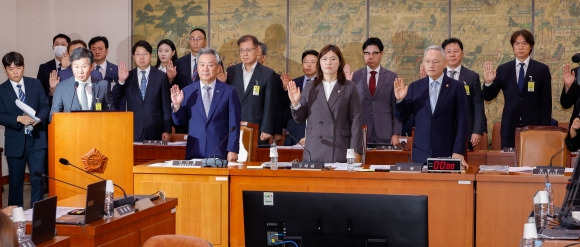 국회 출석한 축구협회·대한체육회 ‘선서’ - 정몽규 대한축구협회장을 비롯한 증인들이 24일 오전 서울 여의도 국회 문화체육관광위원회에서 열린 대한축구협회 등에 대한 현안질의에 출석해 선서하고 있다. 앞줄 왼쪽부터 정 회장, 이기흥 대한체육회장, 장미란 문화체육관광부 2차관, 유인촌 장관. 뒷줄 오른쪽은 홍명보 남자 축구대표팀 감독. 2024.9.24 뉴스1