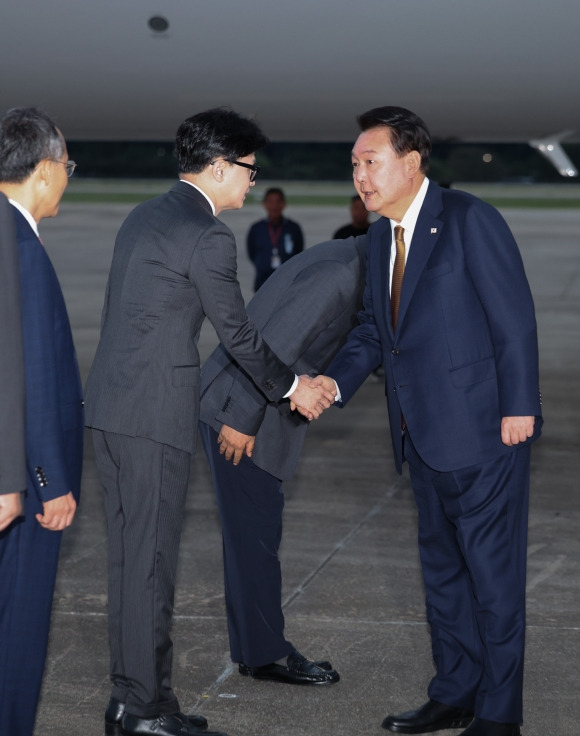 윤석열 대통령, 국민의힘 한동훈 대표와 악수 - 윤석열 대통령이 22일 성남 서울공항에서 체코 공식 방문을 마치고 귀국하며 마중 나온 국민의힘 한동훈 대표와 악수하고 있다.  연합뉴스