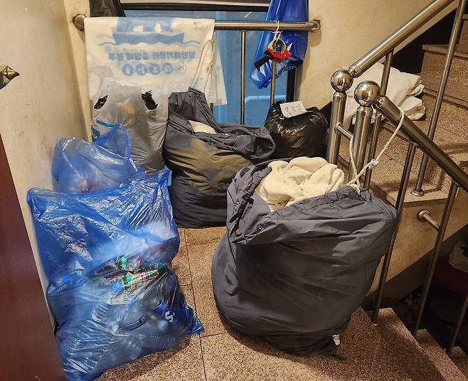 종로3가 인근 한 모텔의 비상계단 쓰레기봉투와 세탁물이 통행을 방해하고 있다. [촬영 장종우]