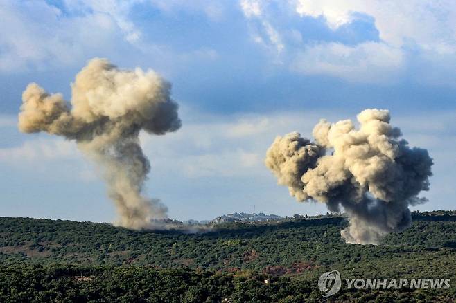 이스라엘 공습으로 피어오르는 연기 (집킨 AFP=연합뉴스) 22일(현지시간) 레바논 남부 집킨에서 이스라엘군의 공습으로 발생한 연기가 피어오르고 있다. 이날 이스라엘과 레바논 무장정파 헤즈볼라는 가자지구 전쟁 발발 이후 최대 규모의 교전을 벌였다. 2024.09.23 passion@yna.co.kr