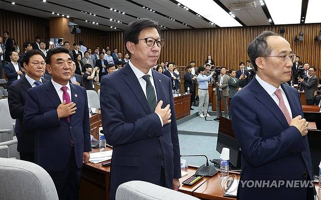 부울경 예산정책협의회서 국기에 경례하는 추경호 원내대표 (서울=연합뉴스) 김주형 기자 = 국민의힘 추경호 원내대표(오른쪽부터), 박형준 부산시장, 김두겸 울산시장, 박완수 경상남도지사 등 참석자들이 24일 오후 국회에서 열린 국민의힘-부산·울산·경남 지역민생 예산정책협의회에서 국기에 경례하고 있다. 2024.9.24 kjhpress@yna.co.kr