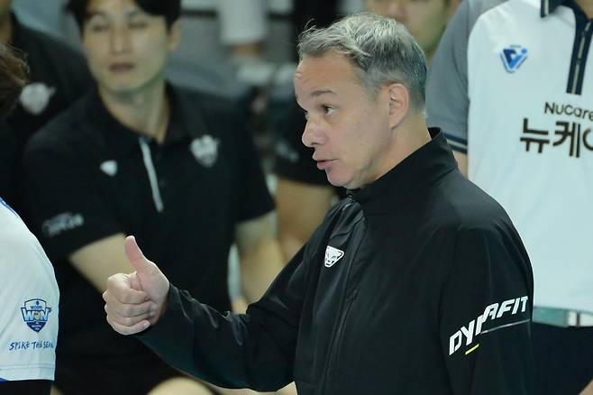 한국무대 첫 번째 승리를 수확한 우리카드 파에스 감독 [한국배구연맹 제공. 재판매 및 DB 금지]