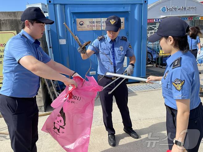 국제연안정화의 날을 앞둔 25일 속초해경 소속 경찰관들이 고성 거진항 일대에서 정화활동을 펼치고 있다.(속초해경 제공) 2024.9.25/뉴스1