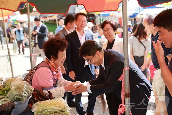 김성섭 중소벤처기업부 차관이 25일 경북 포항 오천시장을 방문해 장을 보며 시장 상인과 소통하고 있다. (중기부 제공)