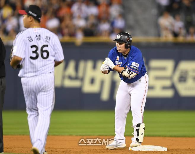 한화 안치홍이 25일 잠실야구장에서 열린 2024 KBO리그 LG와 경기 3회초 2사1,3루 좌중간 안타를 친 후 상대 실책 때 2루로 진루하고 세리머니를 하고 있다.  2024. 9. 25. 잠실 | 최승섭기자 thunder@sportsseoul.com