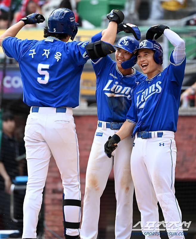 15일 인천SSG랜더스필드에서 열린 삼성과 SSG의 경기, 7회초 무사 1,2루 삼성 구자욱이 재역전 3점홈런을 치고 이재현, 김헌곤과 기쁨을 나누고 있다. 인천=허상욱 기자 wook@sportschosun.com/2024.09.15/