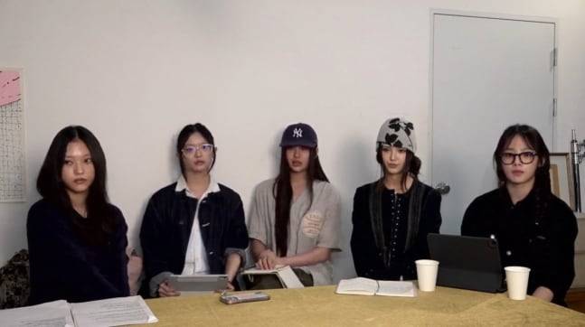 그룹 뉴진스가 지난 11일 유튜브 라이브 방송을 통해 ″25일까지 어도어를 원래대로 돌려놓으라″고 하이브와 방시혁 의장에게 요구했다. /유튜브 캡처