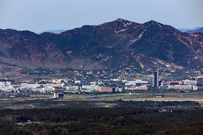 지난 23일 경기도 파주시 접경지역에서 바라본 서부전선 비무장지대(DMZ)와 개성공단 일대가 적막하다./연합뉴스