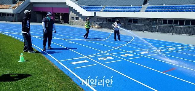 경북 구미시민운동장 육상트랙의 배수성 시험 장면.ⓒ한국건설생활환경시험연구원(KCL)