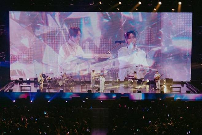 일본 2인조 혼성 그룹 ‘요아소비’가 지난해 12월 서울 성북구 고려대 화정체육관에서 연 첫 내한 콘서트. 당시 요아소비는 “한국 팬들이 공연 내내 노래를 따라 불러줬다. 일본에선 볼 수 없는 광경이었다”고 했다. 리벳 제공