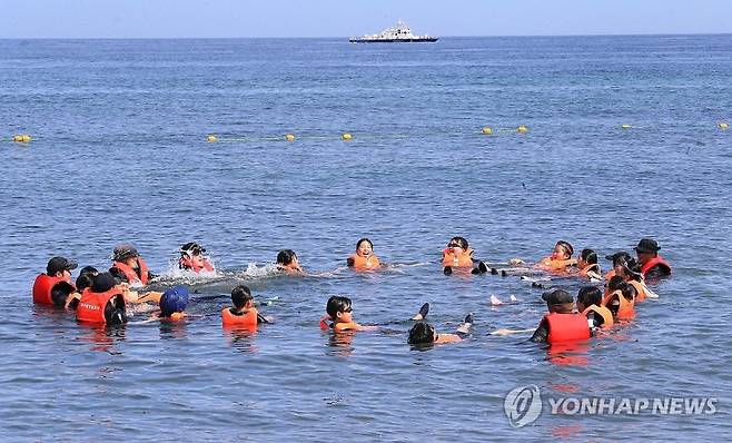 지난 7월23일 오전 제주시 삼양해수욕장에서 제주지방해양경찰청 특공대원들이 제주 동화초등학교 학생들을 대상으로 생존수영 교육을 진행하고 있다. /사진=연합뉴스