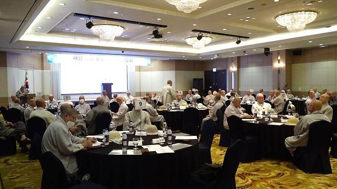 오는 30일 해인총림 방장 선출을 앞두고 지난 8월19일 대구 인터불고호텔에서 열린 ‘해인총림 문도 대표자 간담회’. 참석자들에겐 여비 명목으로 100만원씩 지급됐다. 참석자 제공