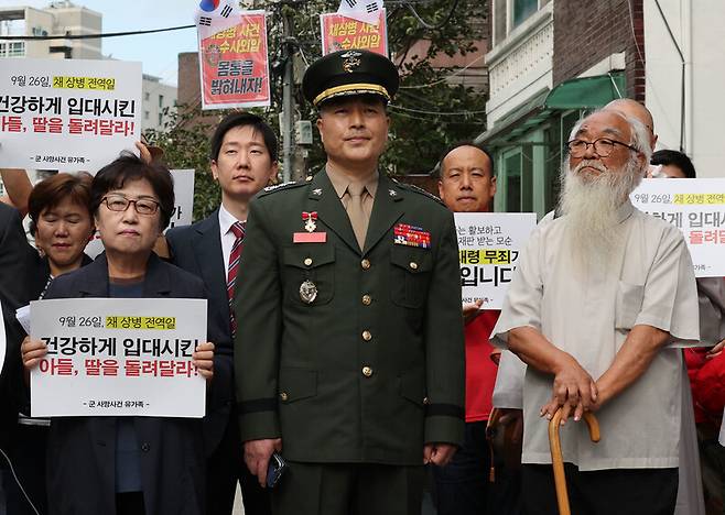 해병대 채상병 순직사건 수사 관련 항명 및 상관명예훼손 혐의로 기소된 박정훈 전 수사단장(가운데)이 25일 오전 8차 공판을 앞두고 서울 용산구 중앙지역군사법원 앞에서 지지자들과 기자회견을 하고 있다. 김태형 기자 xogud555@hani.co.kr