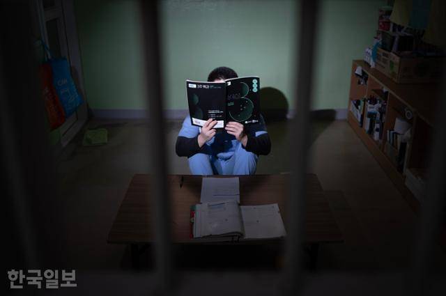 2025학년도 대학수학능력시험을 50여 일 앞둔 23일 서울 구로구 서울남부교도소 내 만델라 소년학교의 생활관 수용 거실에서 한 소년수가 책을 보고 있다. 그는 올 11월 이 교도소 내부에 차려지는 시험장에서 수능을 치른다. 박시몬 기자