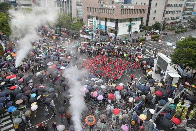 지난해 6월 1일 열린 2023울산공업축제에서 퍼레이드 행렬이 남구 일대를 행진하고 있다. 울산시 제공