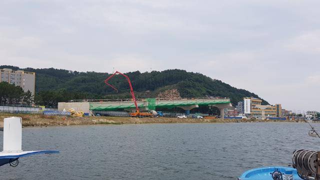 대게철 극심한 교통정체를 빚는 경북 영덕군 강구항에 지난 2일 해상대교 건설공사가 이뤄지고 있다. 영덕=김정혜 기자