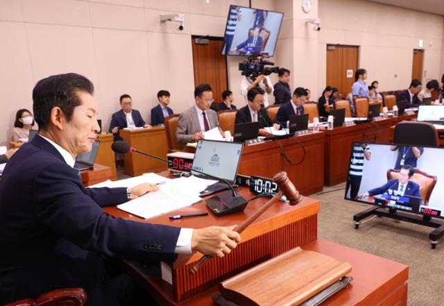 정청래 법제사법위원회(법사위) 위원장이 25일 국회에서 열린 법사위 전체회의에서 의사봉을 두드리고 있다. 연합뉴스