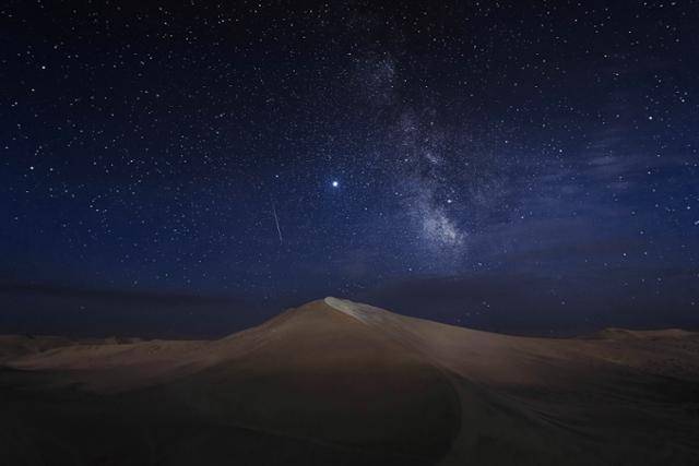 별은 어린아이의 눈으로 볼 때 가장 아름답다. 순수한 마음으로 올려다보면 밤하늘에서 그리운 얼굴을 만날 수도 있다. 한국일보 자료사진