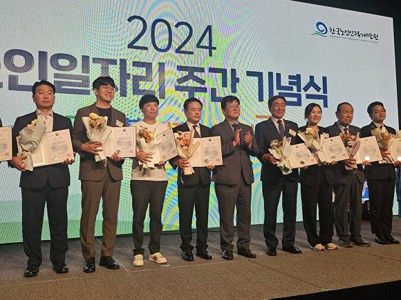 2년 연속 노인일자리사업 평가 최우수상을 한 달성시니어클럽의 시상식 장면 [사진=달성군]