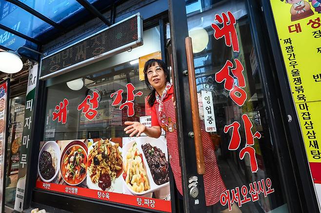 한 때 열 명 이상의 직원들을 건사했던 신헌순씨는 현재 남편과 둘이서 가게를 경영하고 있다. 김현동 기자